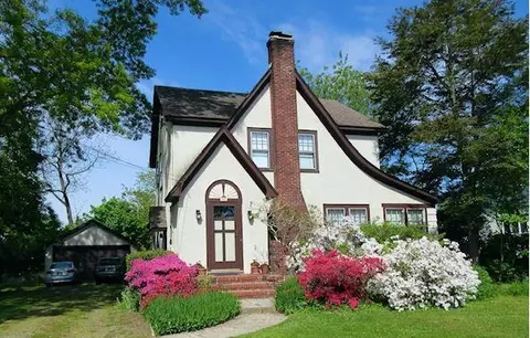 123 S Bayview Ave, Amityville, NY 11701