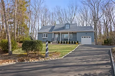 22 Cranbrook Ct, Centerport, NY 11721