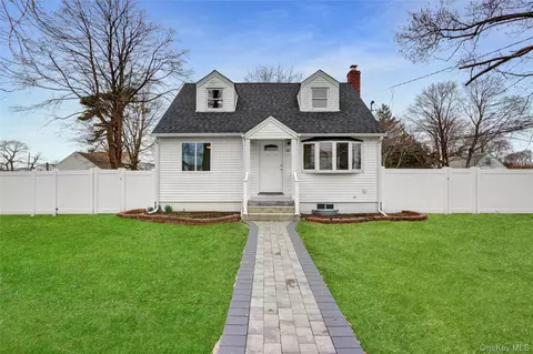 10 East St, Amityville, NY 11701