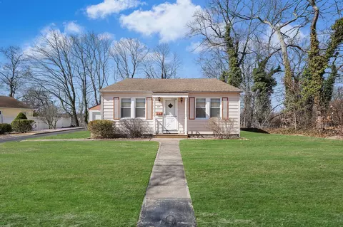 5 Junior Dr, Lake Ronkonkoma, NY 11779