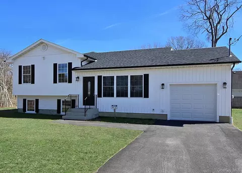 68 Ostend Cir, Shirley, NY 11967