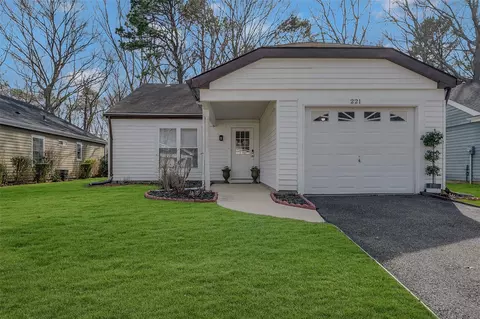 221 Belfast Ln, Ridge, NY 11961