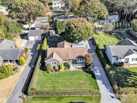 14 Maple St, Westhampton Beach, NY 11978