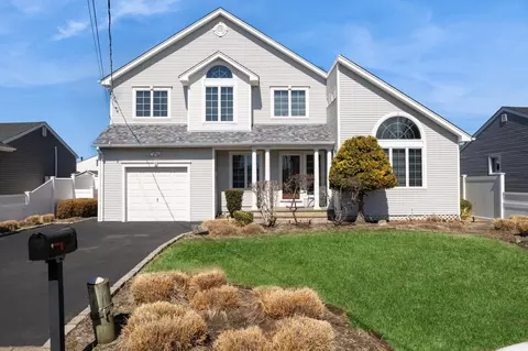9 Gibbs Rd, Amity Harbor, NY 11701