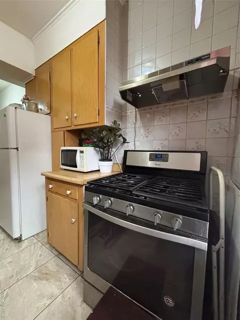 Kitchen - 740 E 232 St #TB, New York, NY 10466 photo 5 of 6