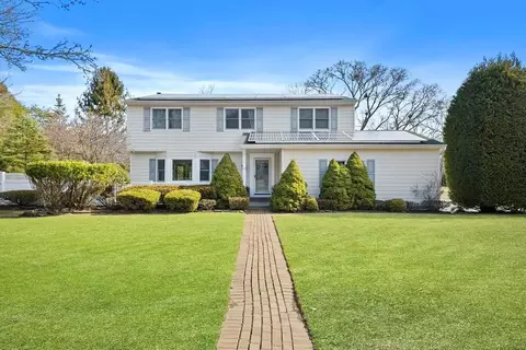 19 Maplewood Dr, Bellport, NY 11713