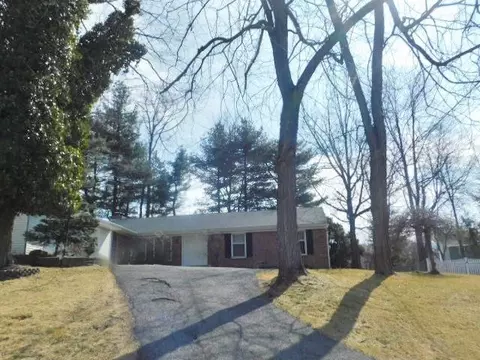 10 Old English Way, Wappingers Falls, NY 12590