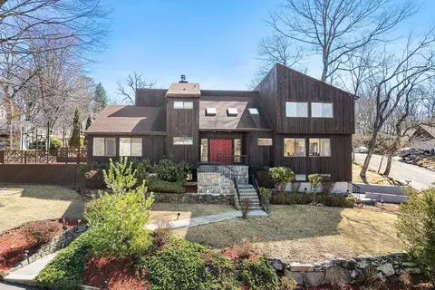 10 Grove Ln, Greenburgh, NY 10502