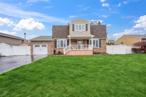 75 Moody Ave, Islip, NY 11751