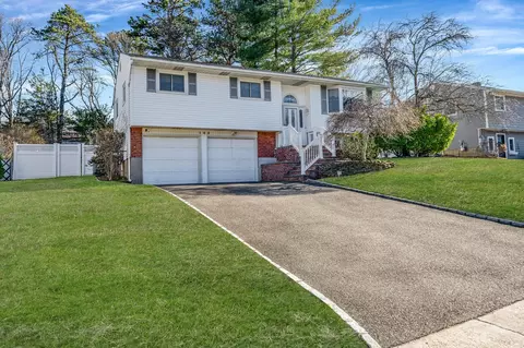 105 Morewood Dr, Smithtown, NY 11787
