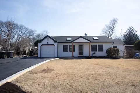532 Bellmore St, West Islip, NY 11795
