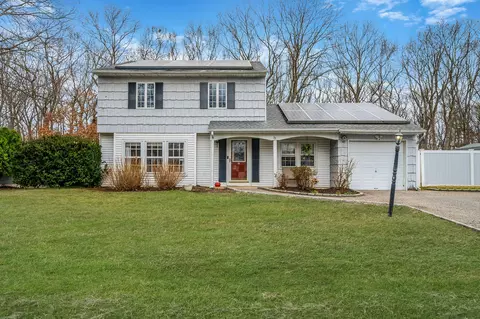 25 Nottingham Dr, Middle Island, NY 11953