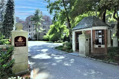100 Ardsley Ave W #2J, Greenburgh, NY 10503