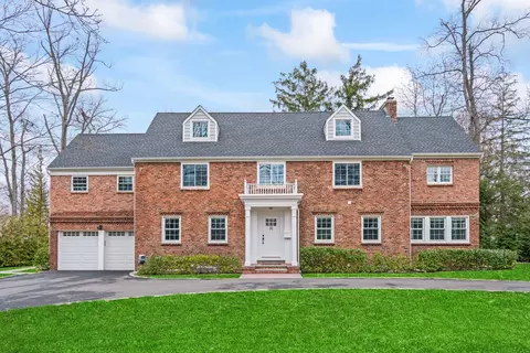 81 Station Rd, North Hempstead, NY 11023