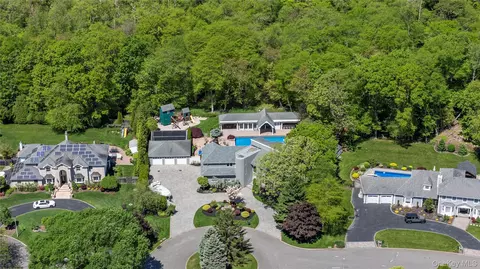 10 Crick Holly Ln, East Islip, NY 11730