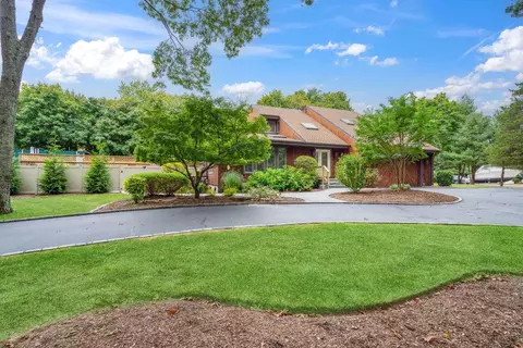 500 Hoffman Ln, Hauppauge, NY 11788
