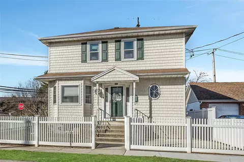 33 Randall Ave, Lynbrook, NY 11563