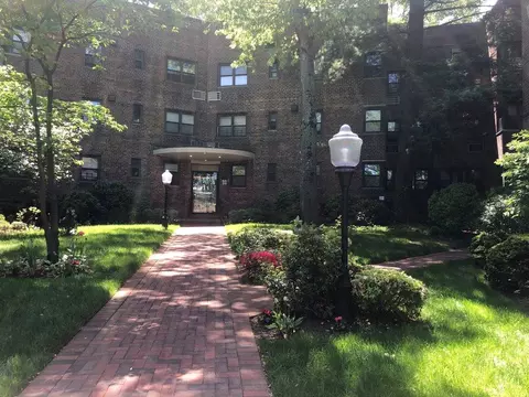 50 Brompton Rd #1T, North Hempstead, NY 11021