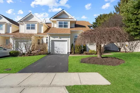 15 Blueberry Ct, Melville, NY 11747