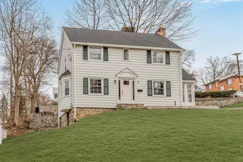 28 Marwood Ln, Yonkers, NY 10701