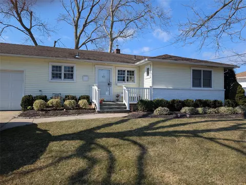 7 Brian St, Plainview, NY 11803