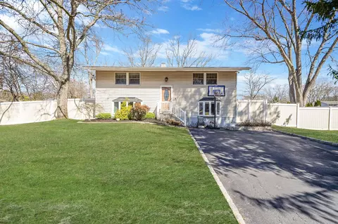 3 Lodge Ln, Setauket, NY 11733