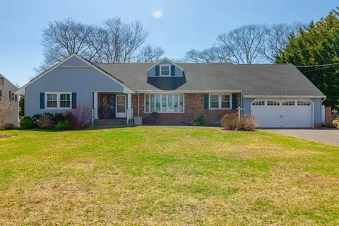 8 Colonial Ct, Bay Shore, NY 11706