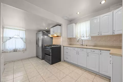 22241 Davenport Ave, New York, NY 11428