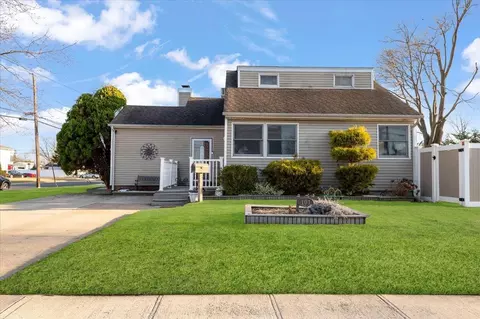 103 E Granada Ave, Lindenhurst, NY 11757