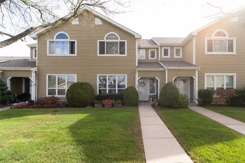 39 Eric Dr #39, Middle Island, NY 11953