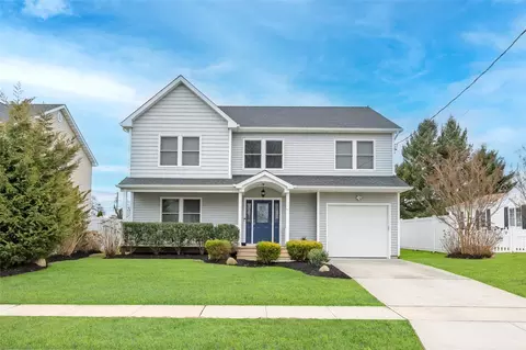 129 E Belle Terre Ave, Lindenhurst, NY 11757