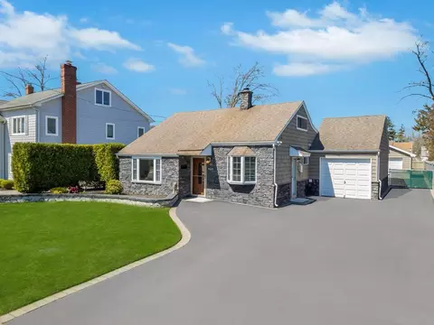 61 Maple St, Islip, NY 11751