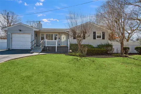 58 Wayne St, Hauppauge, NY 11788
