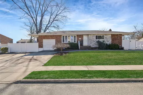 24 Sheldon Pl, Commack, NY 11725