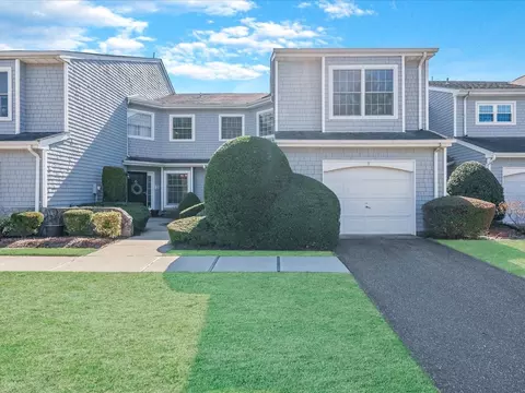 3 Lakebridge Dr S, Kings Park, NY 11754