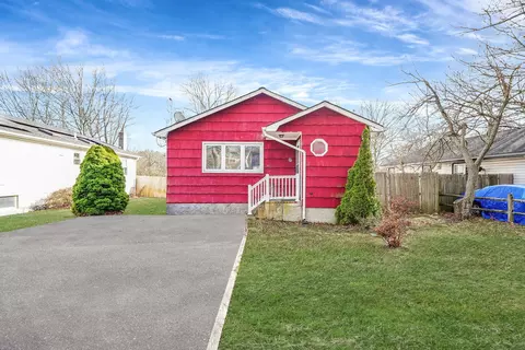 80 Meadowmere Ave, Mastic, NY 11950