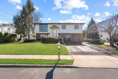 20 Tarkington Rd, Holbrook, NY 11741