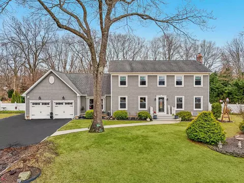 28 Niagara St, Miller Place, NY 11764