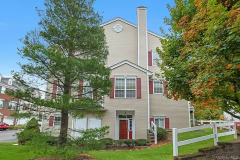 1 Meadow Ln, Clarkstown, NY 10954