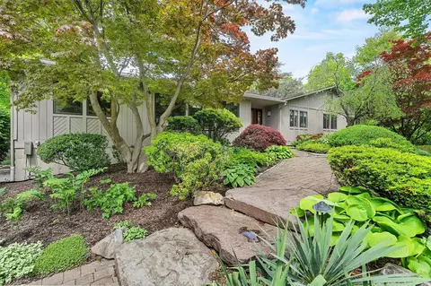 2 Settlers Ct, Clarkstown, NY 10956