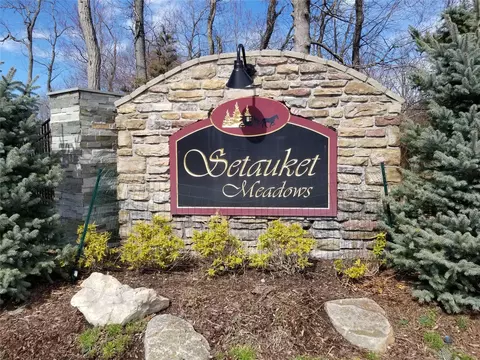 10 Emilys Way, Setauket, NY 11733