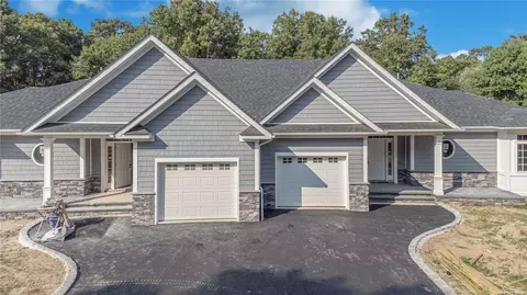 2 Primrose Ln #2, Islip, NY 11749