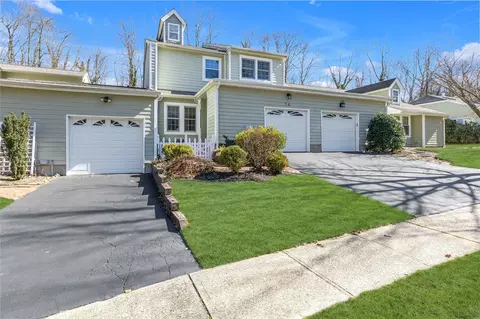 14 Victorian Ct, Huntington, NY 11743
