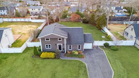 14 Sandpiper Ln, Coram, NY 11727