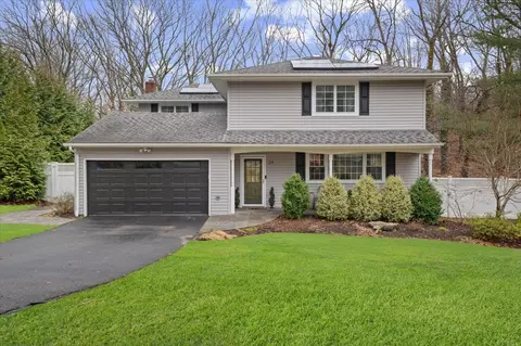 24 Pimlico Dr, Commack, NY 11725