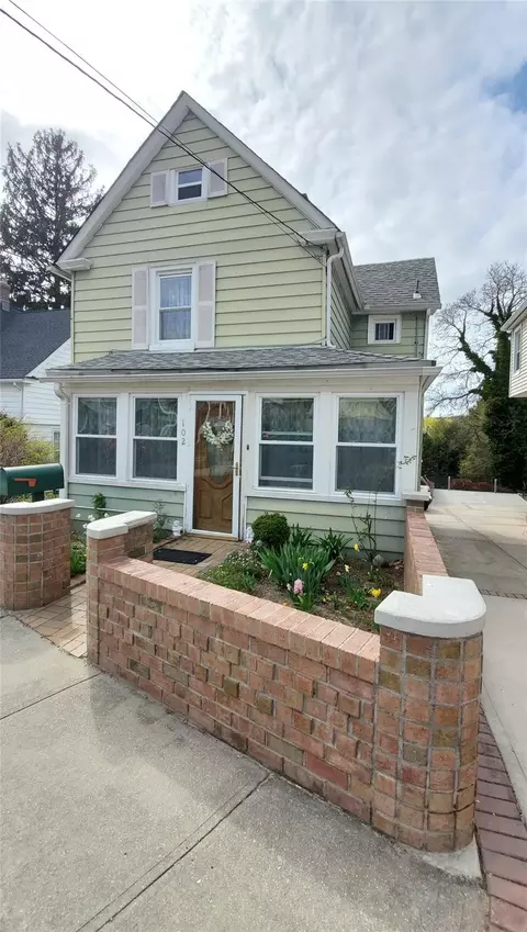 102 School St, Oyster Bay, NY 11771