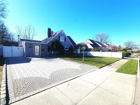 18 Apollo Ln, Hicksville, NY 11801