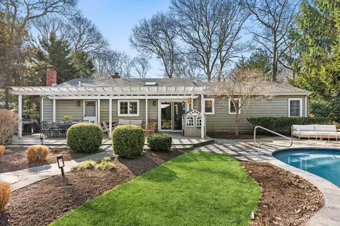 10 Rolling Hill Rd, Hampton Bays, NY 11946