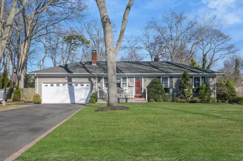 415 Sunrise Ave, Sayville, NY 11782