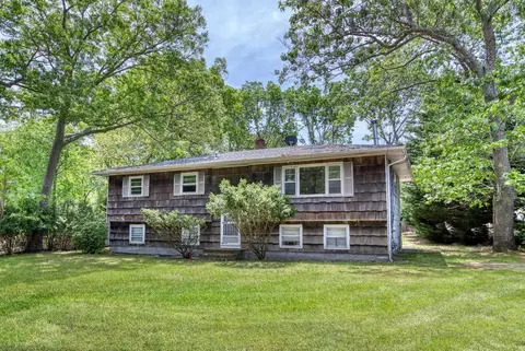 3 Deerfield Dr, Southampton, NY 11963